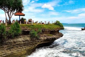 Menyusuri keindahan Pantai Batu Hiu bersama Pangandaran Travel